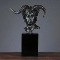 פסל שרף עם קרניים