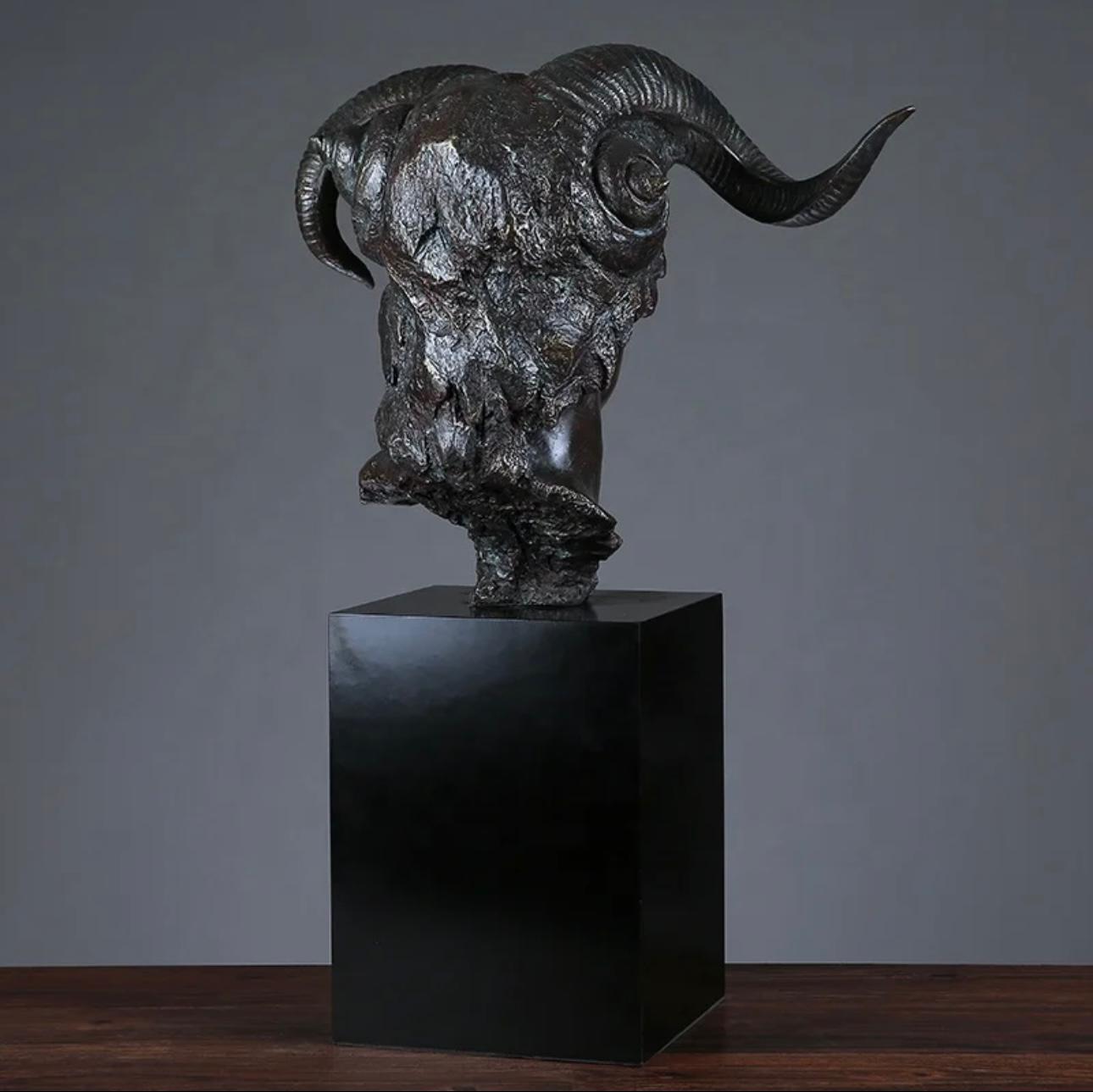 פסל שרף עם קרניים