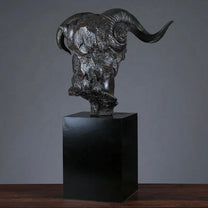 פסל שרף עם קרניים