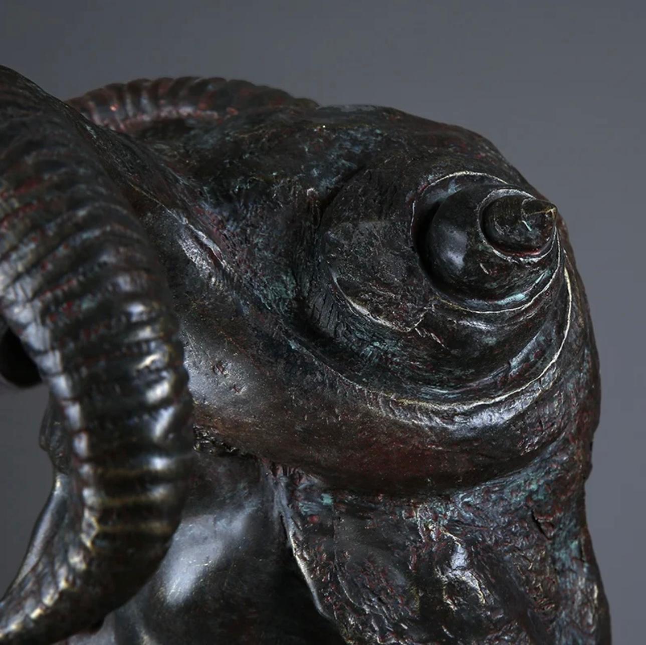 פסל שרף עם קרניים