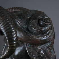 פסל שרף עם קרניים