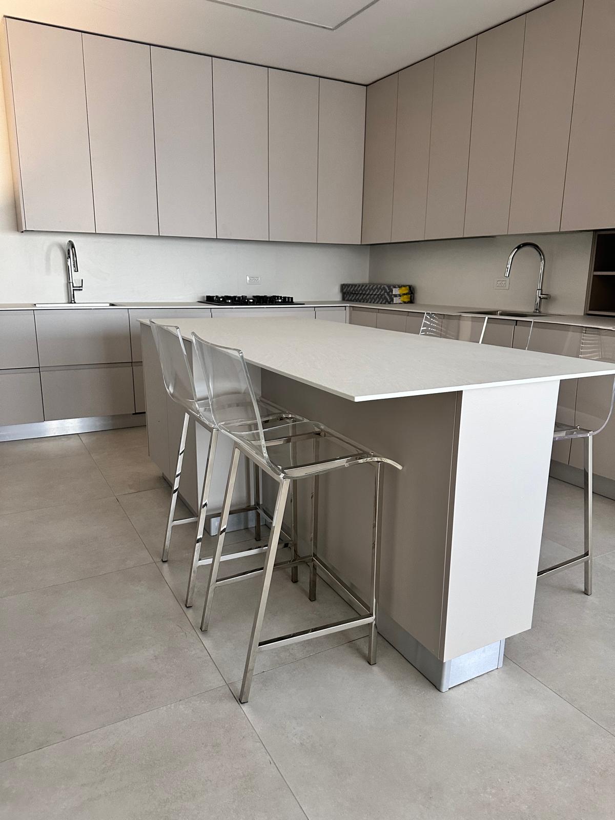 כסא בר שקוף- רגליים ניקל