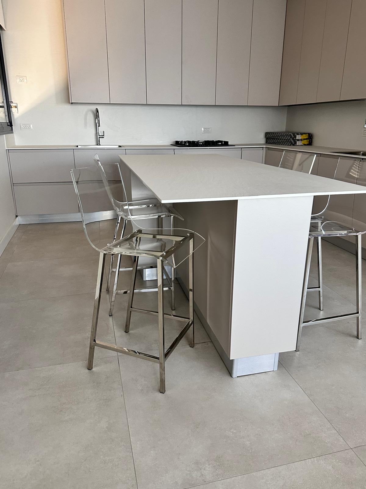 כסא בר שקוף- רגליים ניקל