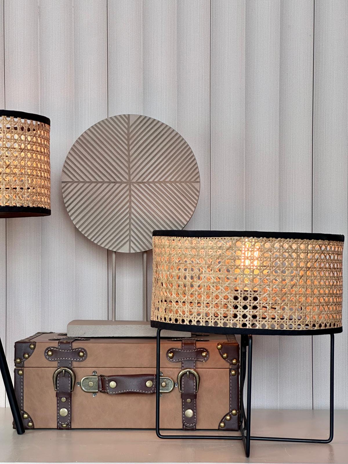 מנורה שולחנית רגלי איקס