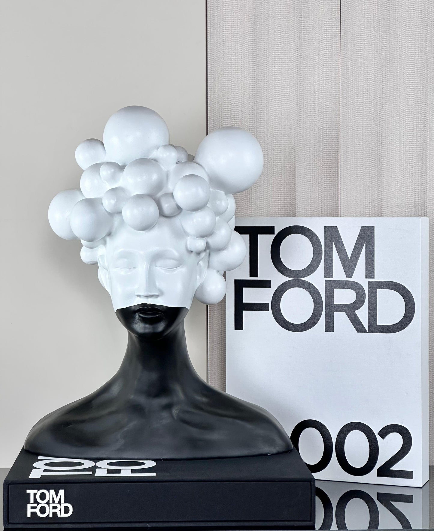 פסל אמנותי בשחור לבן