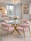 כיסאות לפינת אוכל ALMA ורוד בד בוקלה עם רגלי זהב סביב שולחן זכוכית עגול בעיצוב סלון אלגנטי