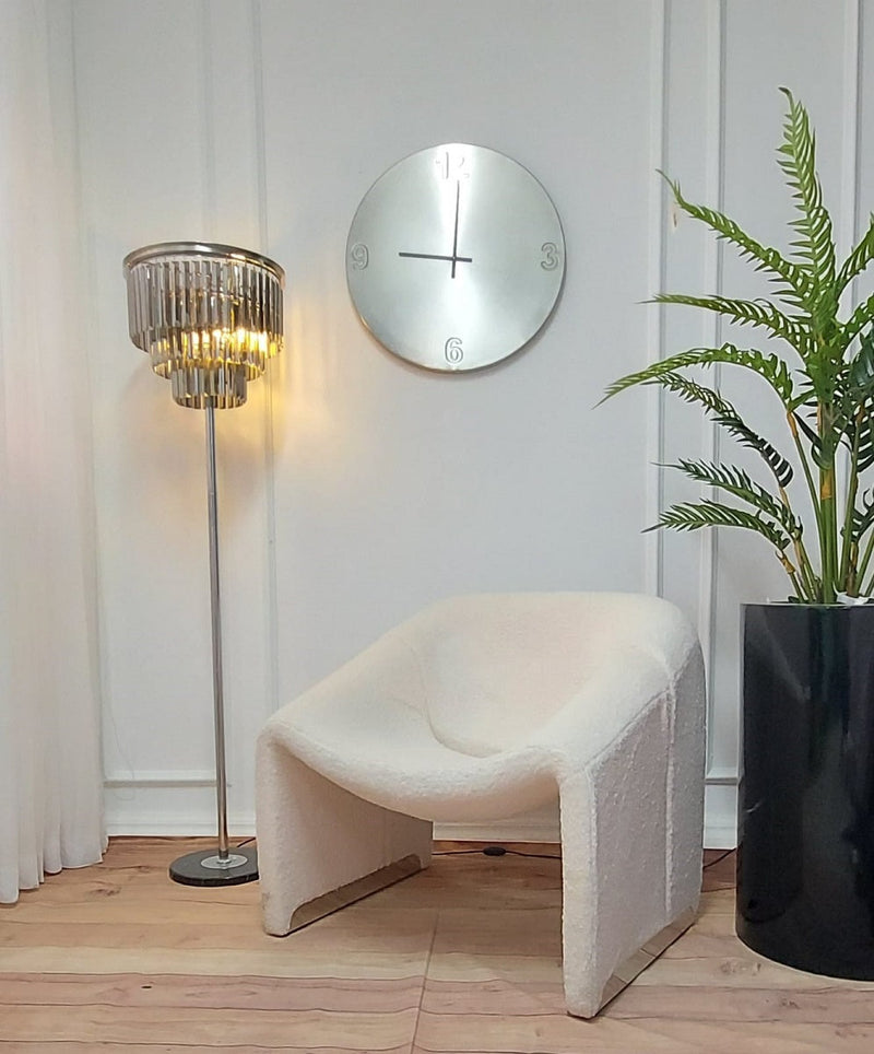 כורסה מעוצבת מבד בוקלה עם מבנה פיסולי וקווים מעוגלים לסלון מודרני