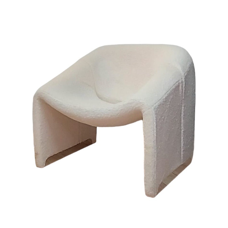 כורסה לבנה מעוצבת מבד בוקלה עם מבנה פיסולי וקווים מעוגלים לסלון מודרני