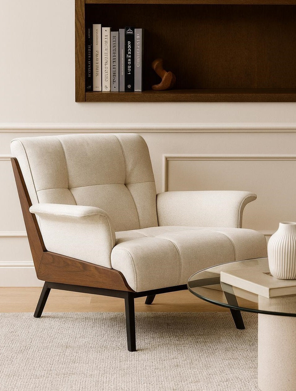 כורסה דגם Copenhagen עם גב עץ טיק וריפוד בד בהיר