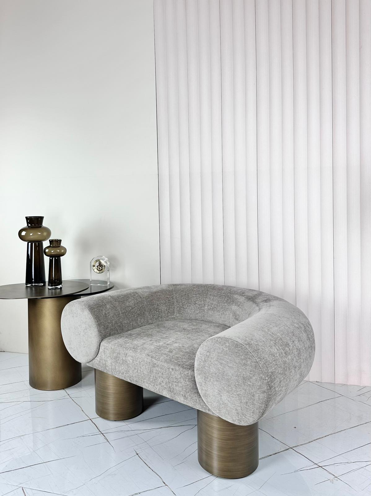 כורסת Harmony - כורסה עגולה לסלון בעיצוב מודרני עם בסיס מתכ