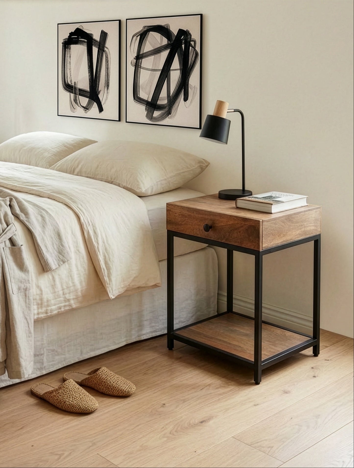 שידת צד מעץ מנגו טבעי עם מסגרת מתכת שחורה ומגירה לחדר שינה מודרני