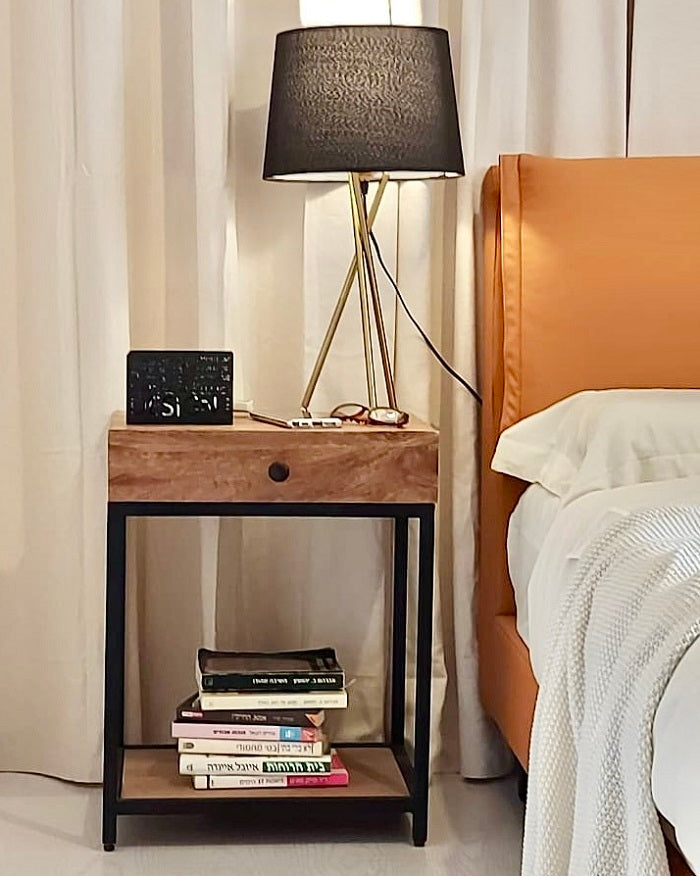 שידת צד מעץ מנגו טבעי עם מסגרת מתכת שחורה ומגירה לחדר שינה מודרני