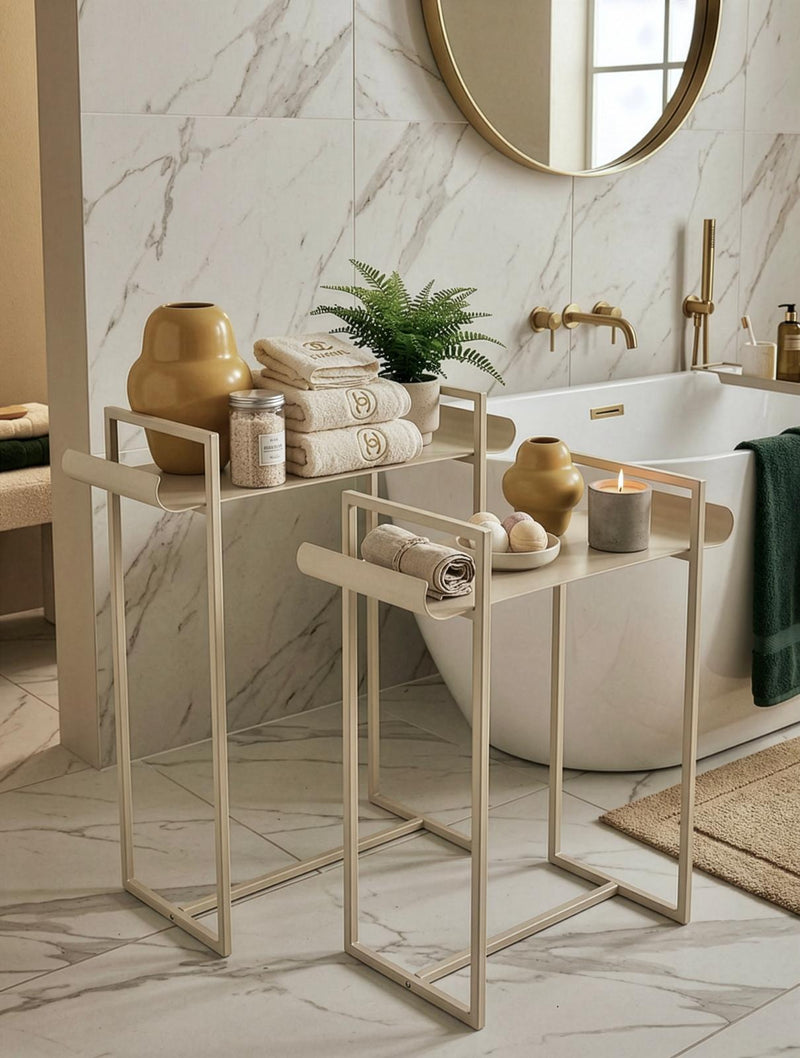 זוג שולחן צד מתכת מעוצב לחדר רחצה מודרני עם אחסון מגבות ואקססוריז