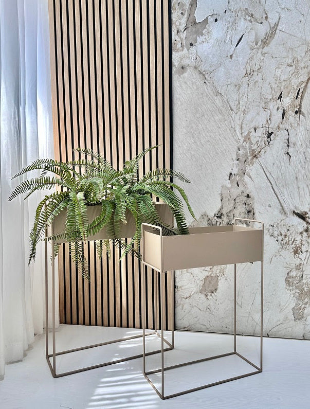 זוג מעמדי דקורציה ממתכת בצבע קפה להצגת פריטי נוי וצמחים לעיצוב הבית