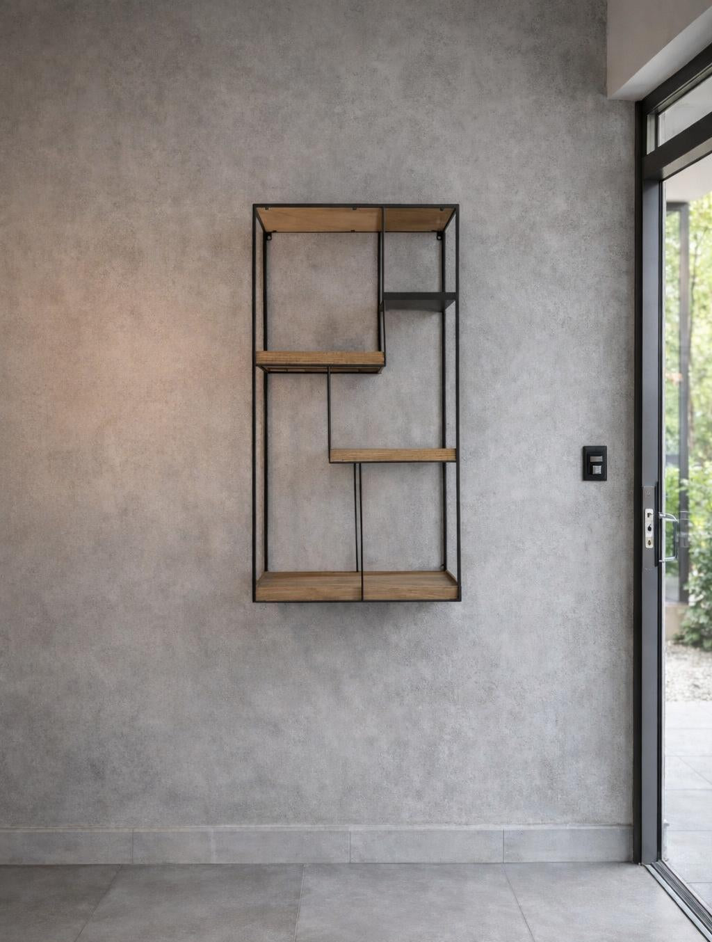 יחידת מידוף מעוצבת מתכת שחורה עם מדפי עץ טבעי להצגת פריטי נוי ואקססוריז לבית