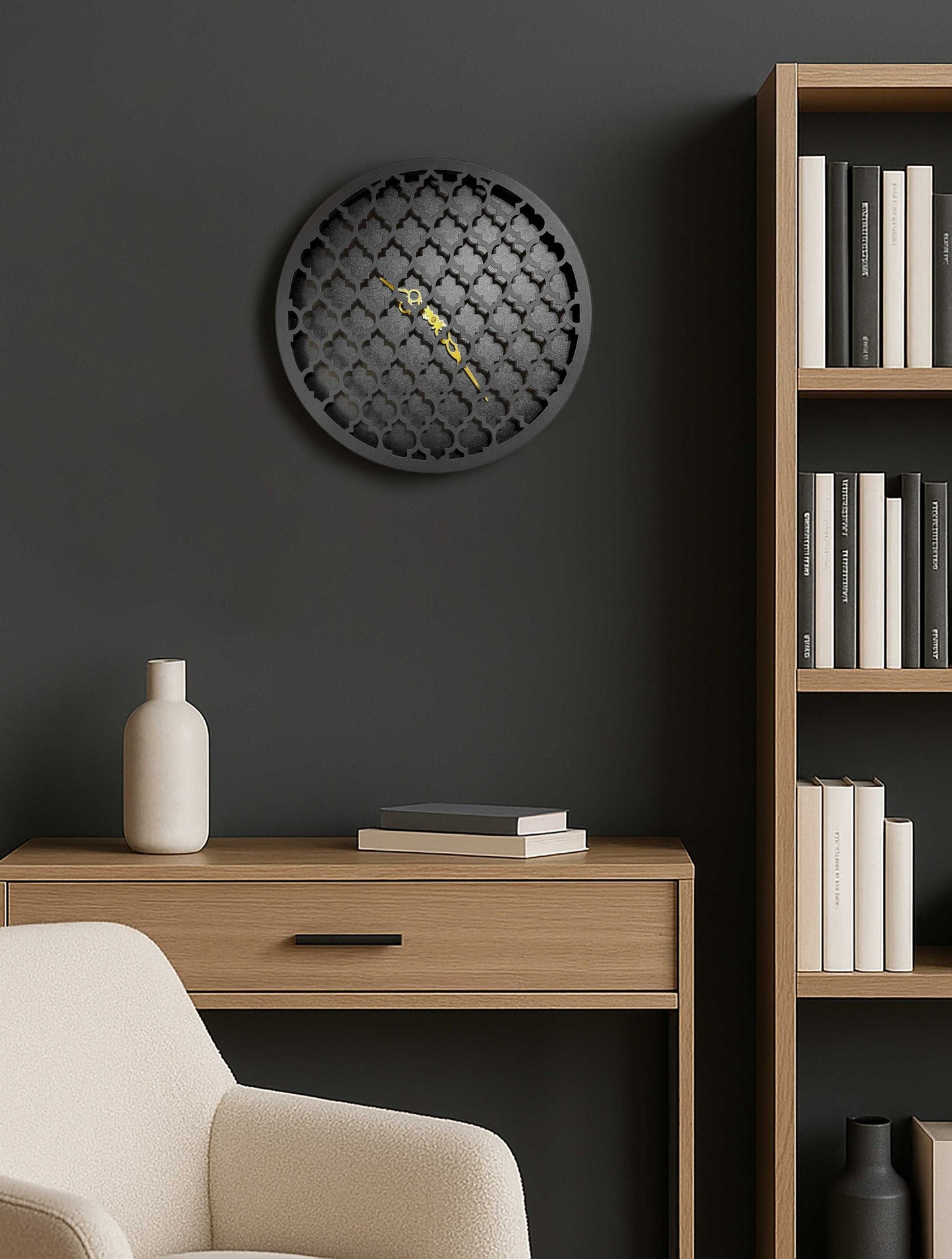 שעון קיר מודרני NOOR בעיצוב גיאומטרי כחלק מדקורציה לקיר סלון