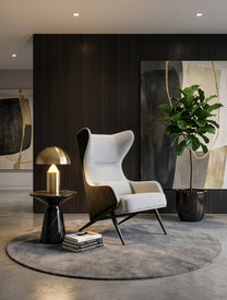 כורסת OSLO Black Back  נורדית מעוצבת עם גב כהה וריפוד בהיר