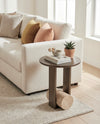 שולחן צד עגול מתכת עם גליל שיש טרוורטין בתחתית לסלון
