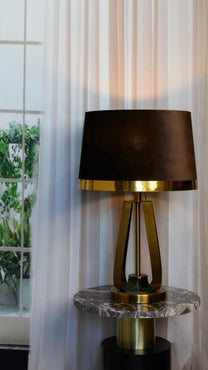 מנורה שולחנית- הוטל קלאס בזהב ושחור