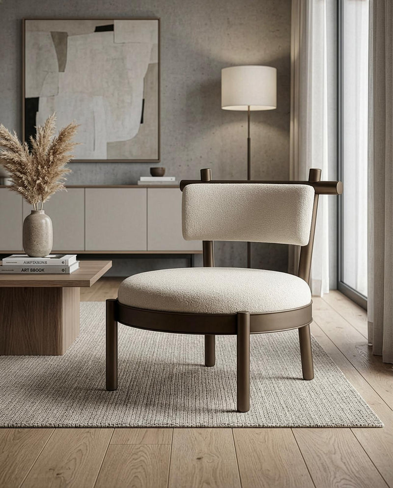 כורסה אלגנטית עם בסיס בראס וריפוד בד בהיר