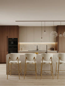 כיסאות בר ECLIPSE מרופדי קטיפה שמנת עם רגלי מתכת זהב סביב אי מטבח, גובה מושב 74 ס״מ מתאים לאי 100-110 ס״מ