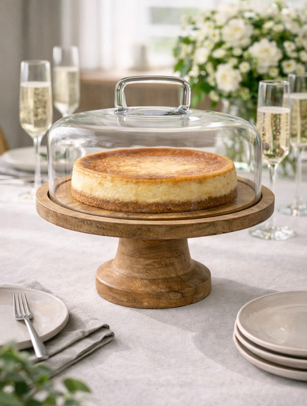פעמון בינוני לעוגה מזכוכית עם כיפת זכוכית ורגל עץ טבעי - כלי הגשה מעוצבים לאירוח והגשת קינוחים