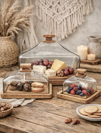 סט כלי הגשה מעוצבים עם מכסי זכוכית ובסיס עץ לשולחן חג ולאירוח יוקרתי