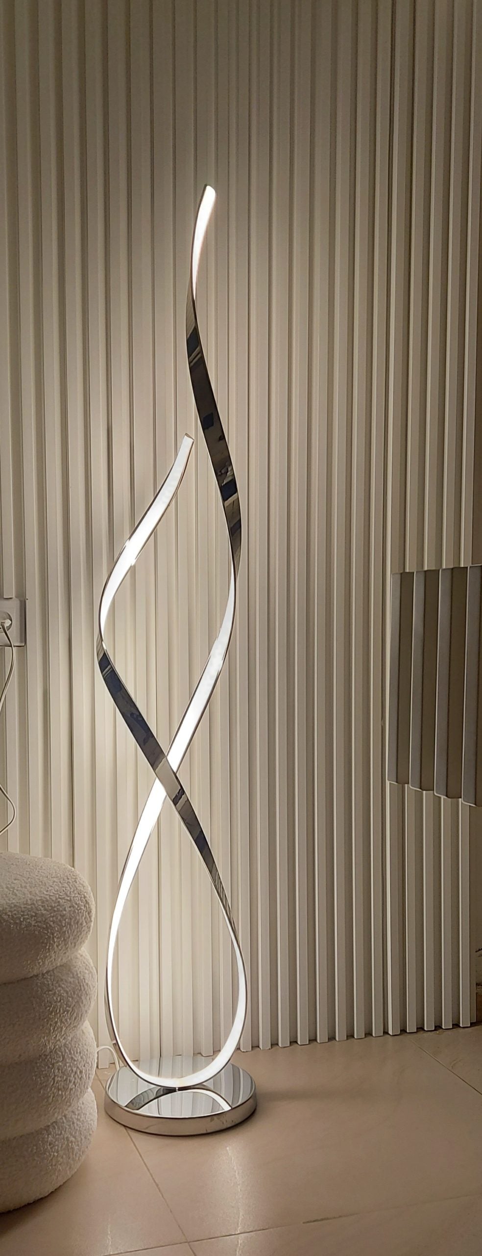 מנורת 'להבה' כסף 150 ס"מ ר-30 ס"מ ע- 25 ס"מ