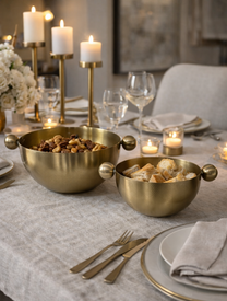 קערות לפיצוחים ולנשנושים מנירוסטה בגימור זהב על שולחן אירוח
