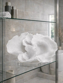 פסל אלמוג לבן Ivory Coral על בסיס קריסטל שקוף 