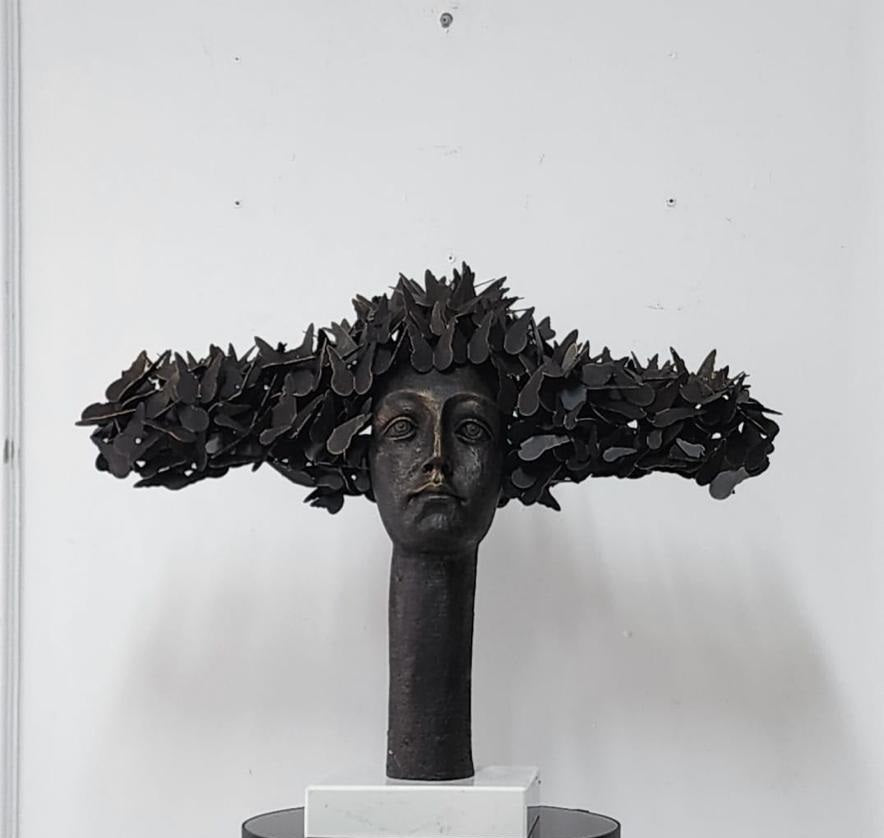 פסל ראש אומנותי עם שיער עלים