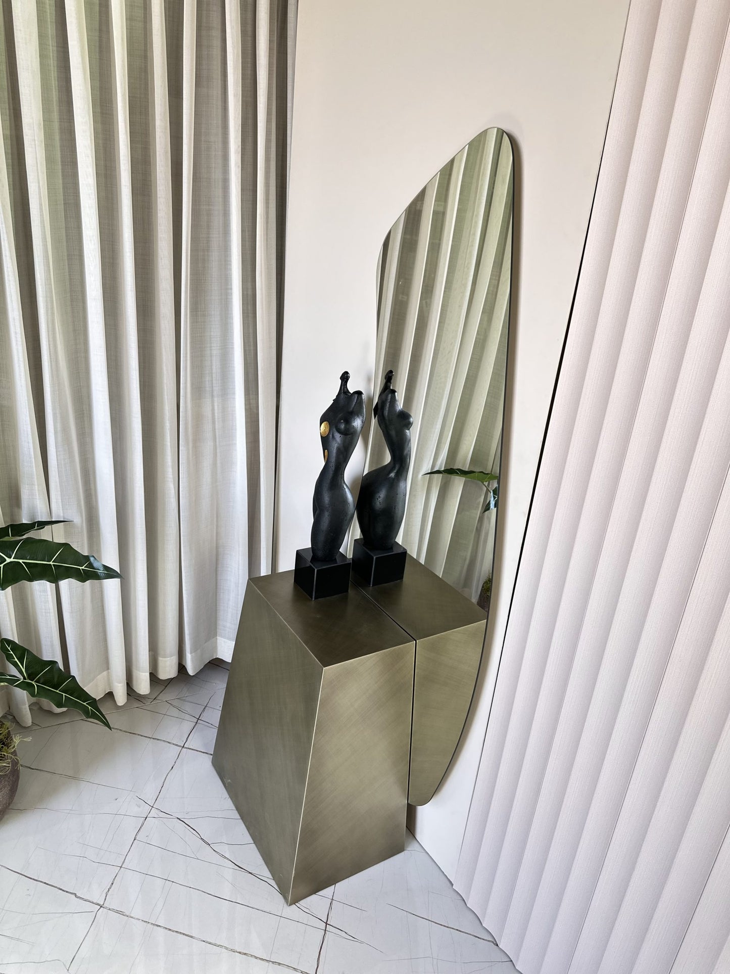 מראה עם בסיס מתכת