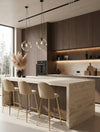 שלושה כיסאות בר LUNA בגוון שמנת עם רגלי זהב סביב אי אבן במטבח מודרני עם ארונות עץ כהה, מתאים לדלפק בגובה 90-95 ס״מ