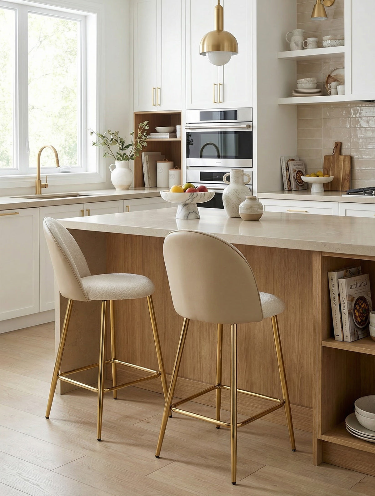 שני כיסאות בר LUNA בגוון שמנת עם רגלי מתכת זהב ליד אי עץ במטבח לבן מואר, כיסאות בר לאי בגובה 90-95 ס״מ