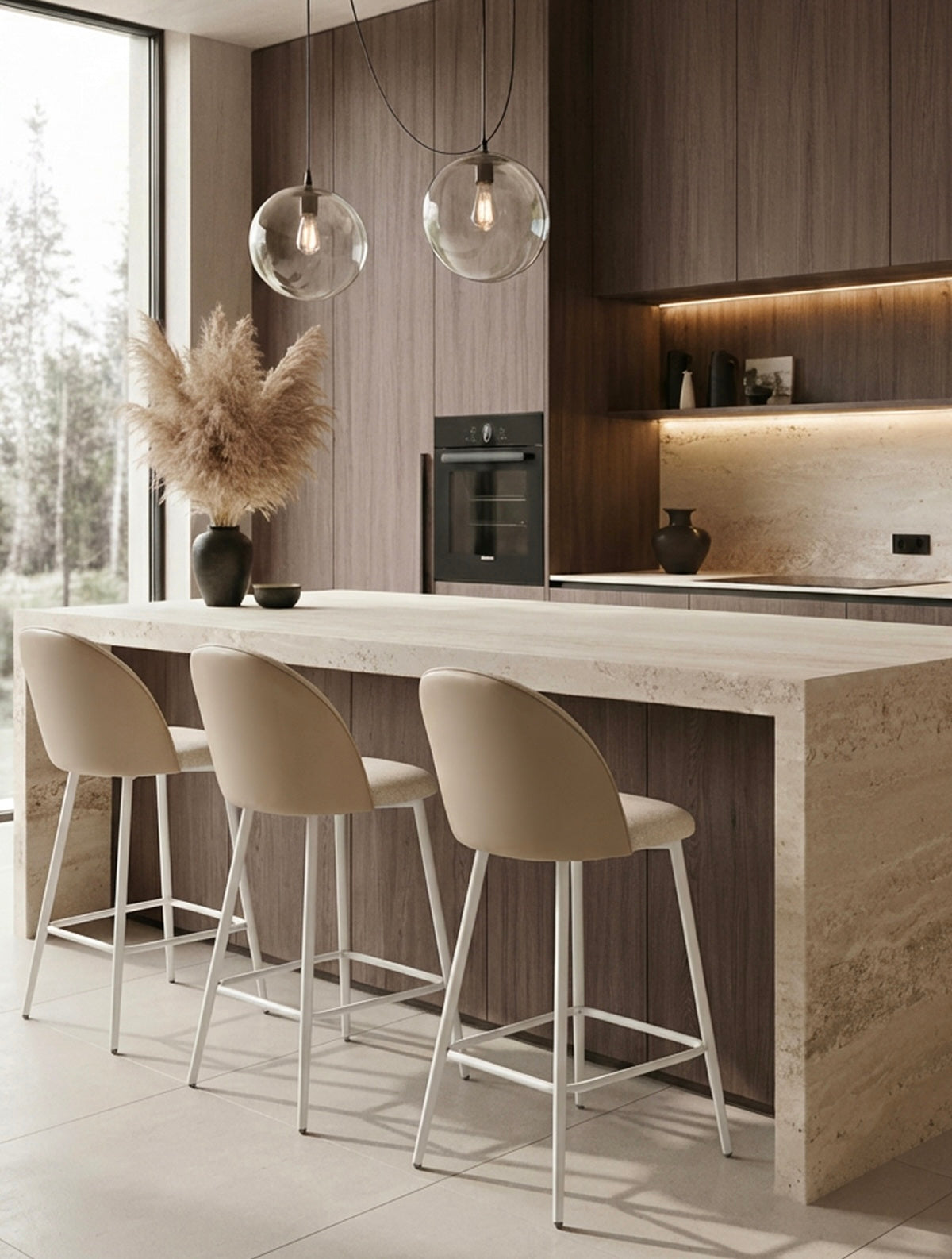 שלושה כיסאות בר LUNA בגוון בז'־אבן עם ריפוד בהיר ובסיס מתכת לבן מט סביב אי אבן במטבח מודרני עם ארונות עץ