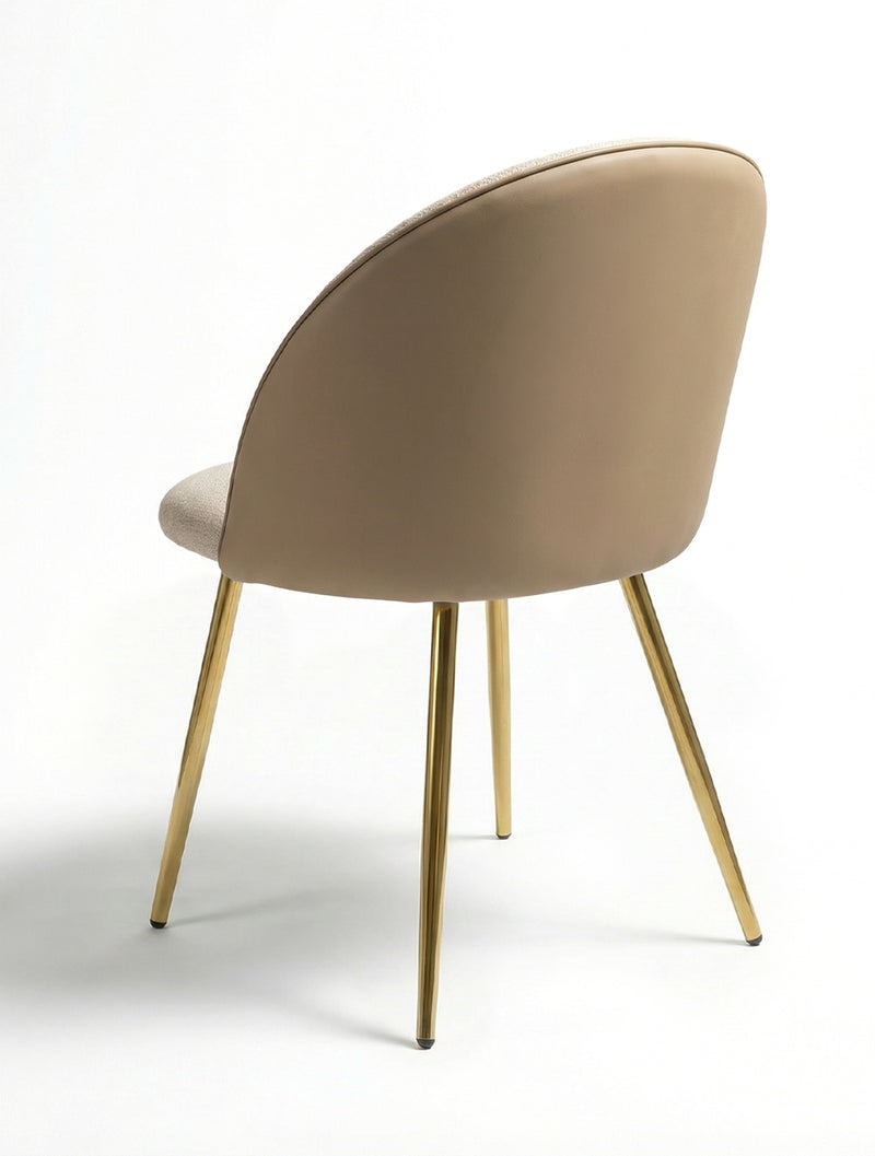 כיסא אוכל LUNA עם גב דמוי עור בגוון טאופ ורגלי מתכת זהב, צילום סטודיו זווית אחורית