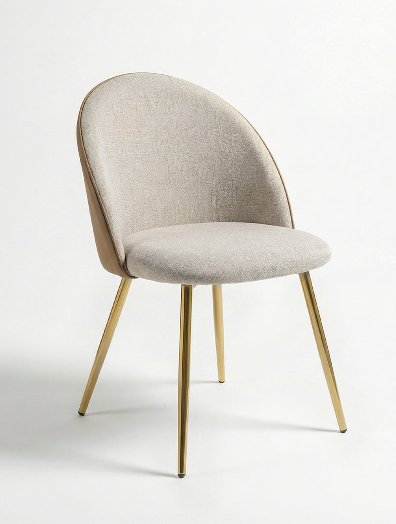 כיסא אוכל LUNA מרופד בד ארוג בהיר עם גב מעוגל ורגלי זהב, צילום סטודיו על רקע לבן