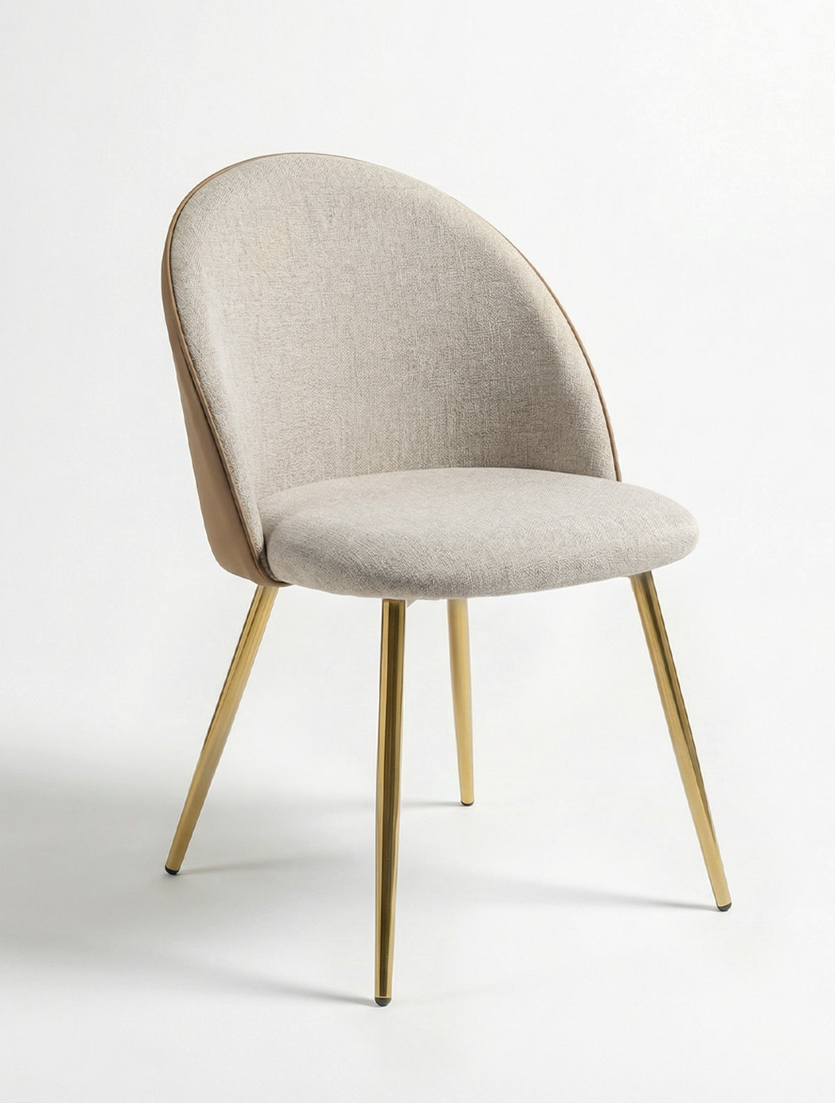 כיסא אוכל LUNA מרופד בד ארוג בהיר עם גב מעוגל ורגלי זהב, צילום סטודיו על רקע לבן