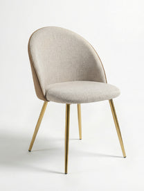 כיסא אוכל LUNA מרופד בד ארוג בהיר עם גב מעוגל ורגלי זהב, צילום סטודיו על רקע לבן