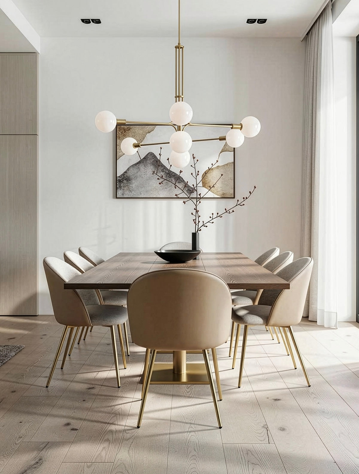 כיסאות אוכל LUNA עם רגלי זהב וריפוד בהיר סביב שולחן עץ בפינת אוכל מוארת, עיצוב יוקרתי לאירוח