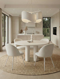 סט כיסאות אוכל LUNA מרופדים בד בהיר עם רגלי מתכת לבן סביב שולחן אוכל עגול בבית מואר בסגנון מודרני-סקנדינבי