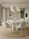 סט כיסאות אוכל LUNA מרופדים בד בהיר עם רגלי מתכת לבן סביב שולחן אוכל עגול בבית מואר בסגנון מודרני-סקנדינבי