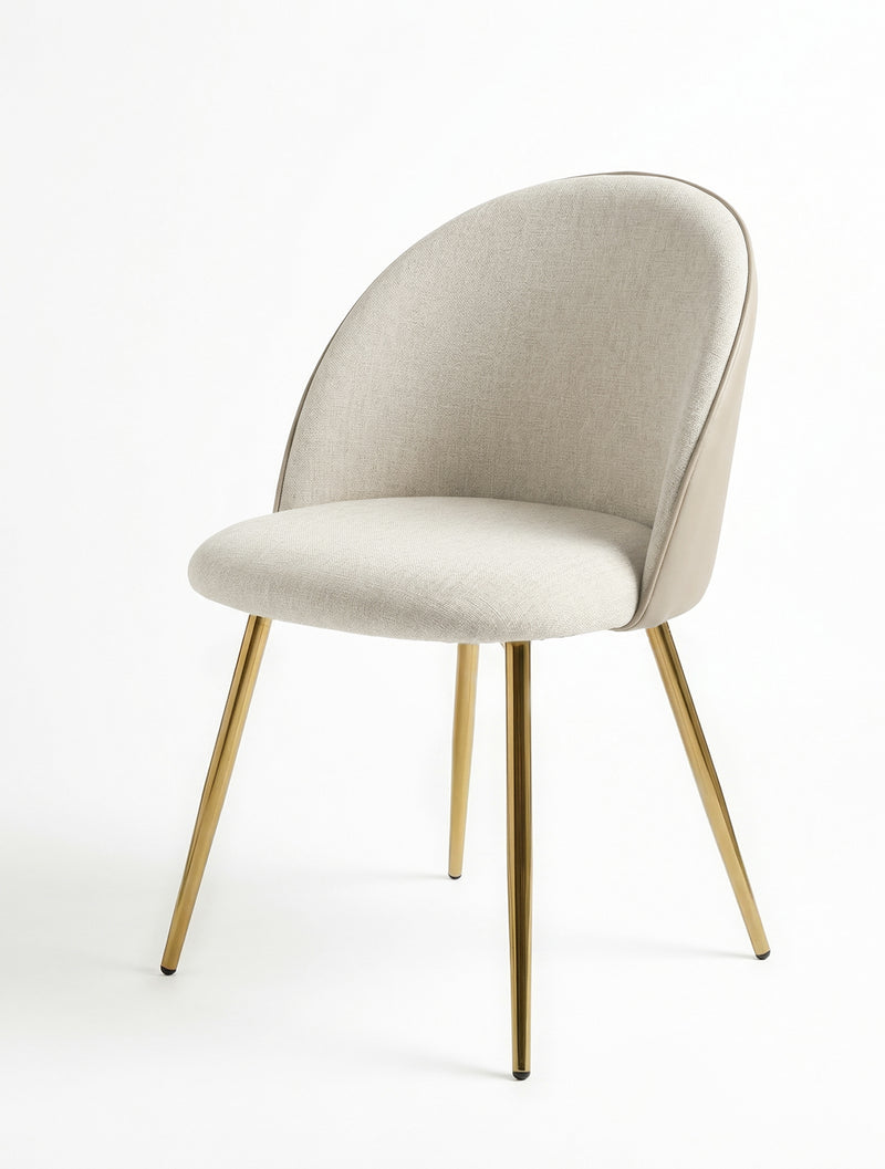 כיסא אוכל LUNA בצבע אבן בהיר עם מושב בד ארוג מרופד וגב מעוגל, רגלי זהב, צילום סטודיו על רקע לבן