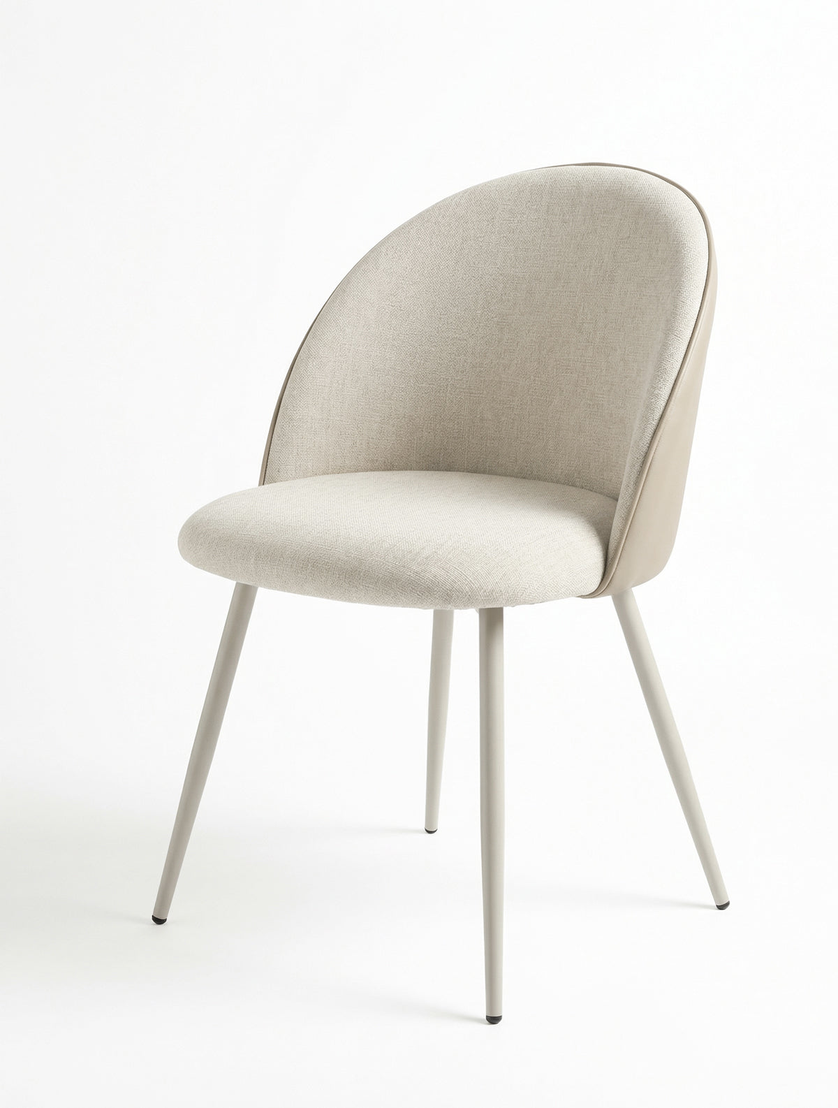 כיסא אוכל LUNA מרופד מושב בד ארוג בהיר עם גב מעוגל וגב דמוי עור שמנת, בסיס מתכת בהיר, צילום סטודיו