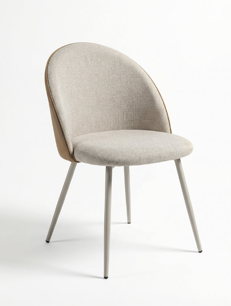 כיסא אוכל LUNA עם מושב בד בז' מרופד וגב דמוי עור בגוון אבן, צילום סטודיו על רקע לבן