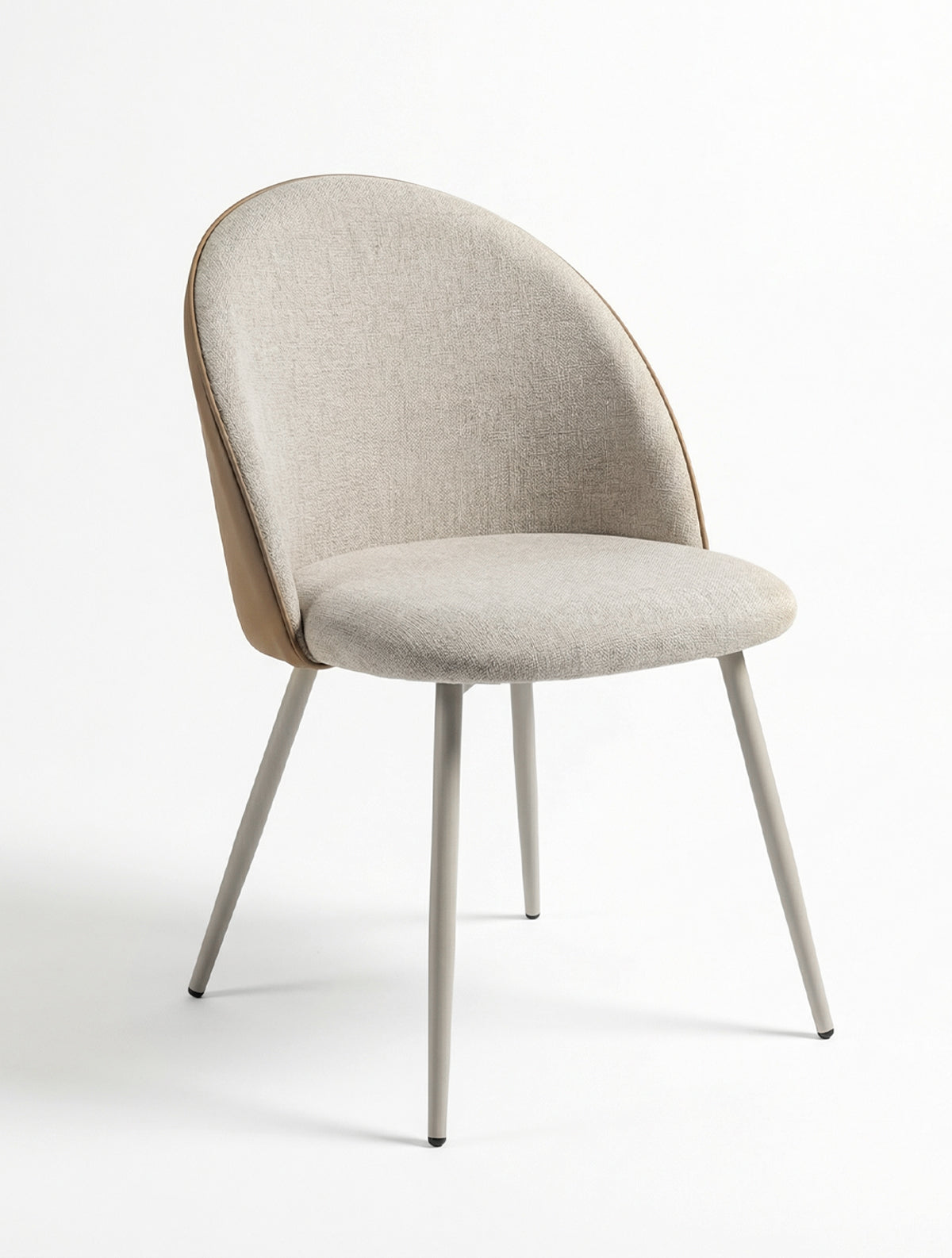 כיסא אוכל LUNA עם מושב בד בז' מרופד וגב דמוי עור בגוון אבן, צילום סטודיו על רקע לבן
