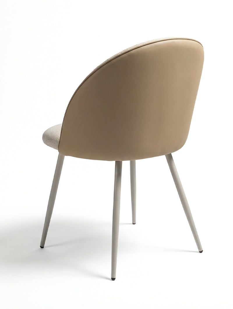 כיסא אוכל LUNA בגוון אבן עם גב דמוי עור ורגלי מתכת בהירות, צילום סטודיו זווית אחורית