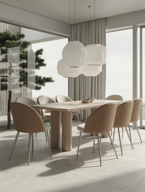 כיסאות אוכל LUNA בגוון אבן/טאופ עם רגלי מתכת בהירות סביב שולחן עץ בחלל מואר, כיסאות לפינת אוכל מעוצבים לאירוח