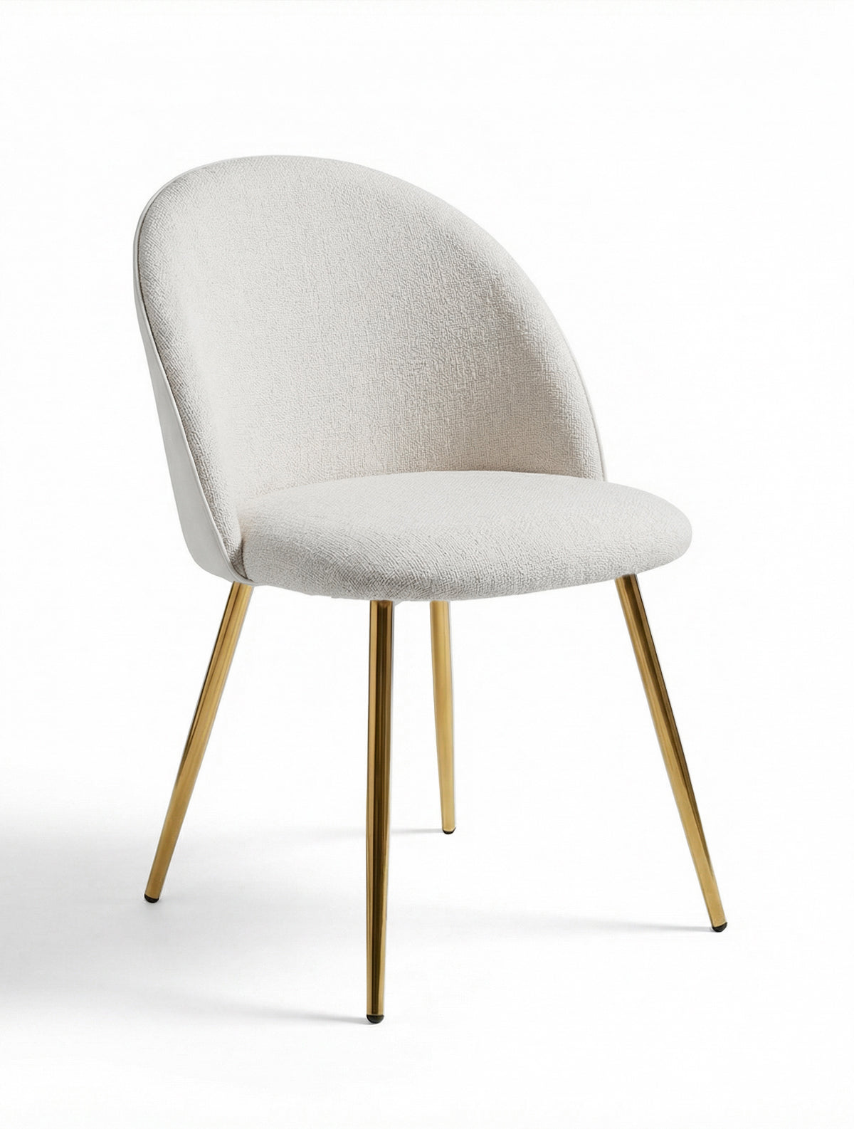 כיסא אוכל LUNA מרופד בד בהיר עם גב מעוגל ורגלי מתכת זהב, צילום סטודיו על רקע לבן