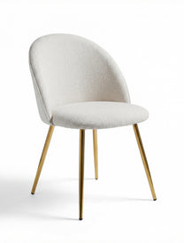 כיסא אוכל LUNA מרופד בד בהיר עם גב מעוגל ורגלי מתכת זהב, צילום סטודיו על רקע לבן